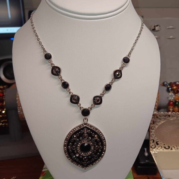 Liz Claiborne, 2 Signed Necklaces, Gunmetal and Silvertone - Picture 5 of 6